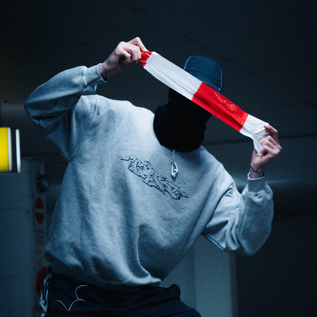 Amsterdam Sweater getragen – schwarzer Graffiti-Outliner auf geflecktem Grau