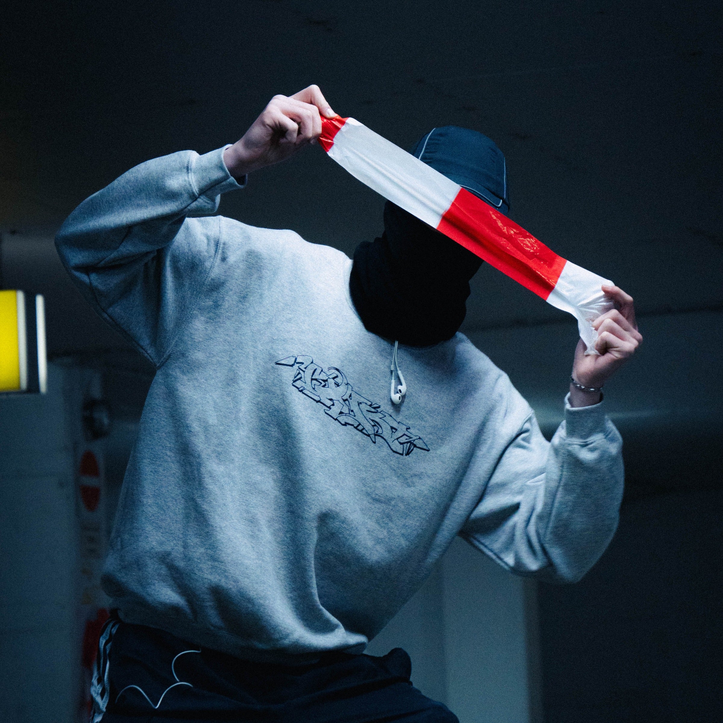 Amsterdam Sweater getragen – schwarzer Graffiti-Outliner auf geflecktem Grau
