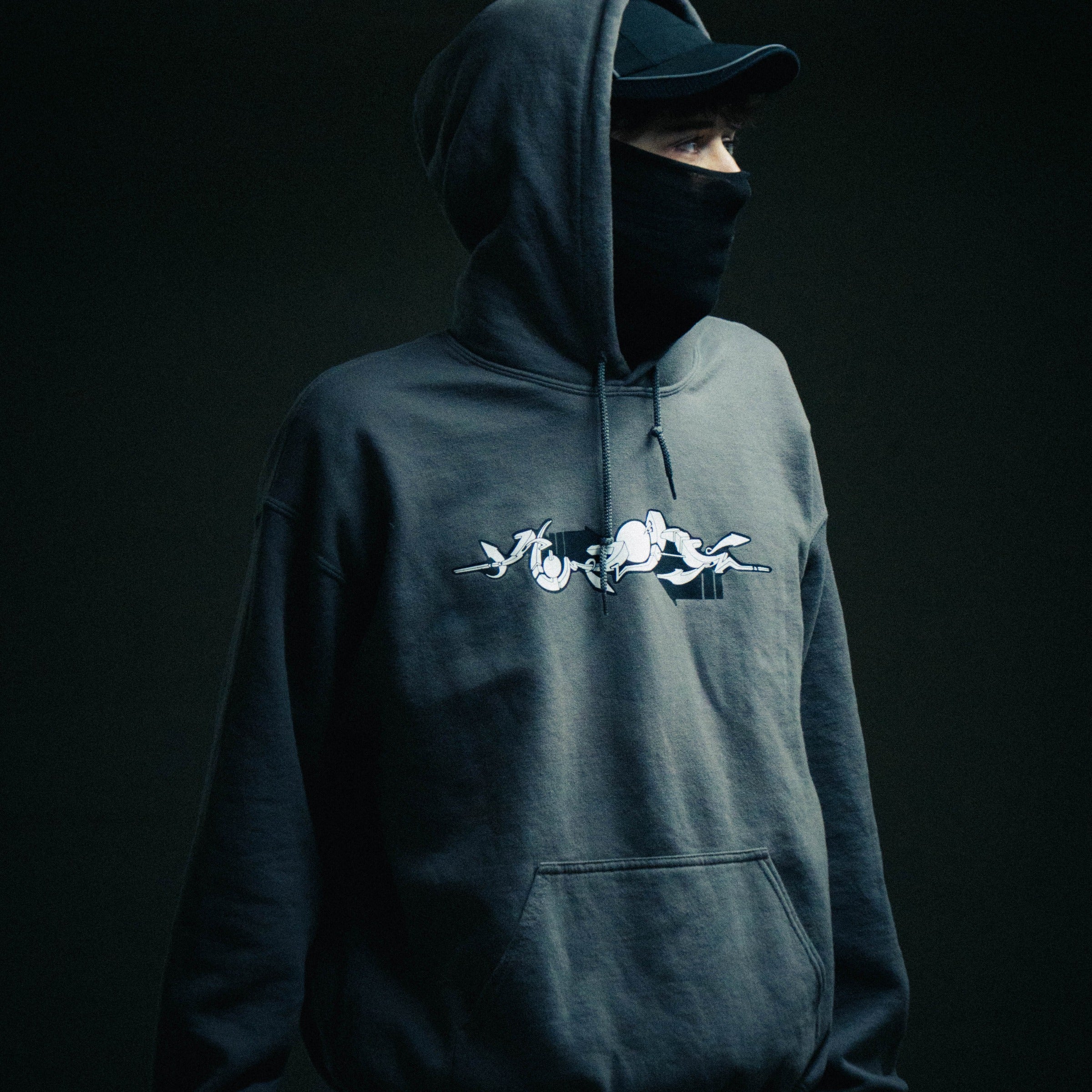 Anthrazit Elektro Hoodie mit Cap getragen – exakt clothing