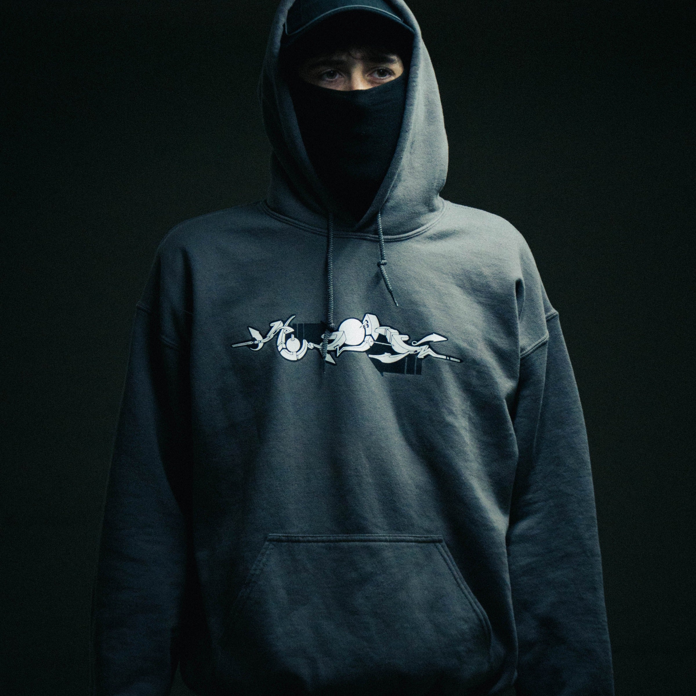 Anthrazit Elektro Hoodie von der Seite – Passform und Beuteltasche