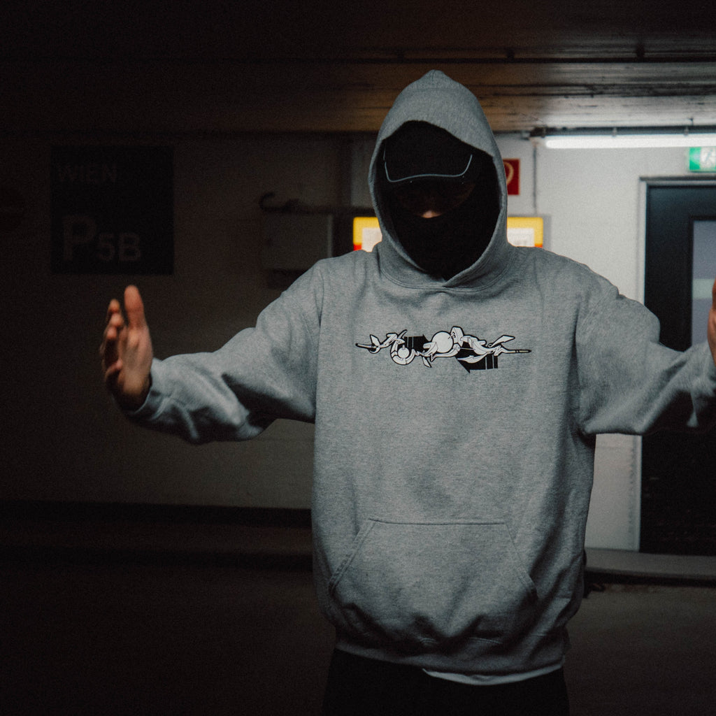 Hellgrauer Elektro Hoodie im Parkhaus getragen – Siebdruck auf der Brust