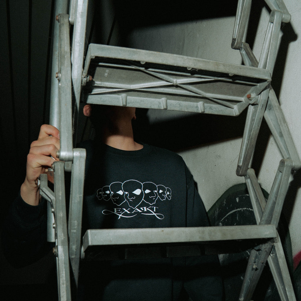 Janus Sweater hinter Baugestell – exakt clothing Streetwear