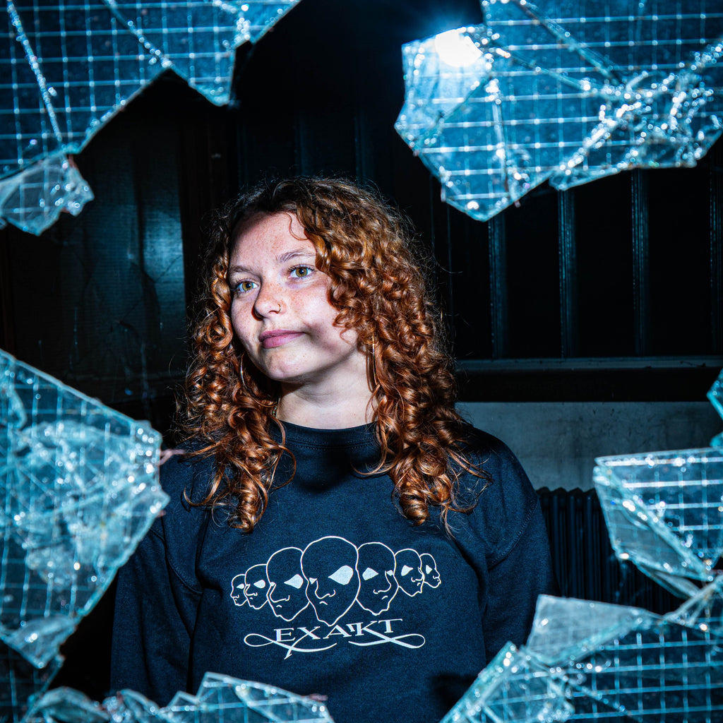 Janus Sweater Detailansicht des weißen EXAKT-Siebdrucks