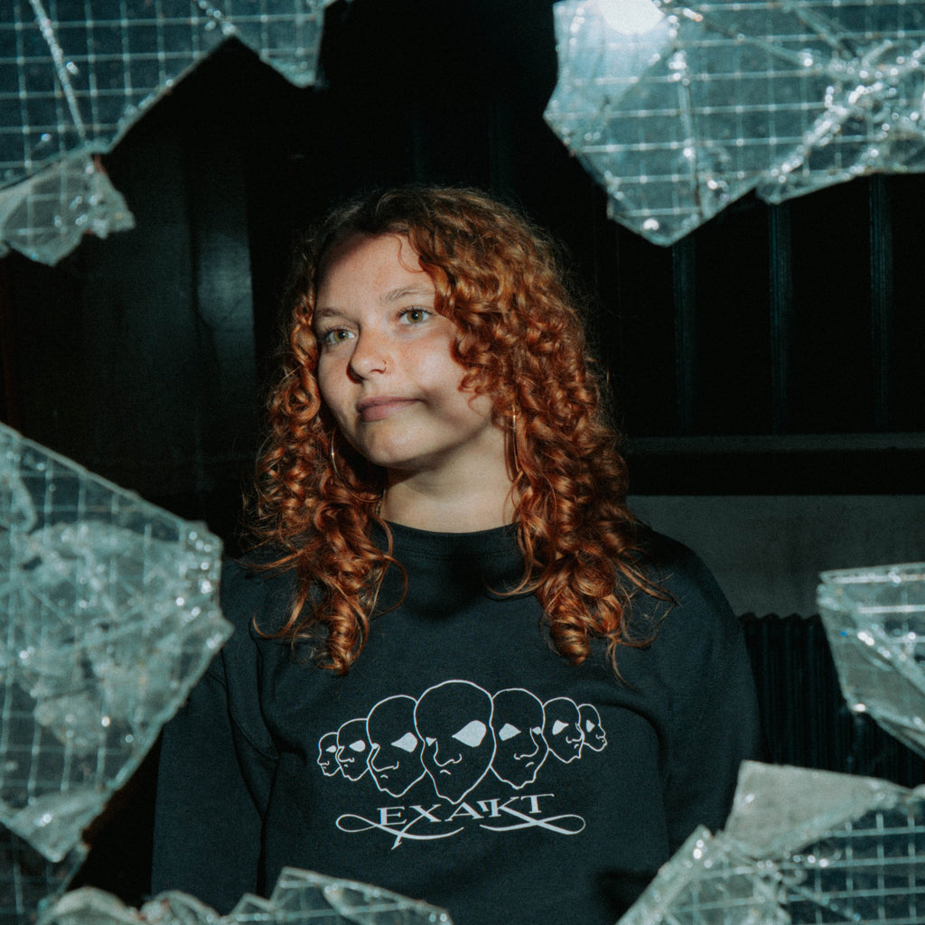 Janus Sweater vor zersplittertem Glas getragen – exakt clothing