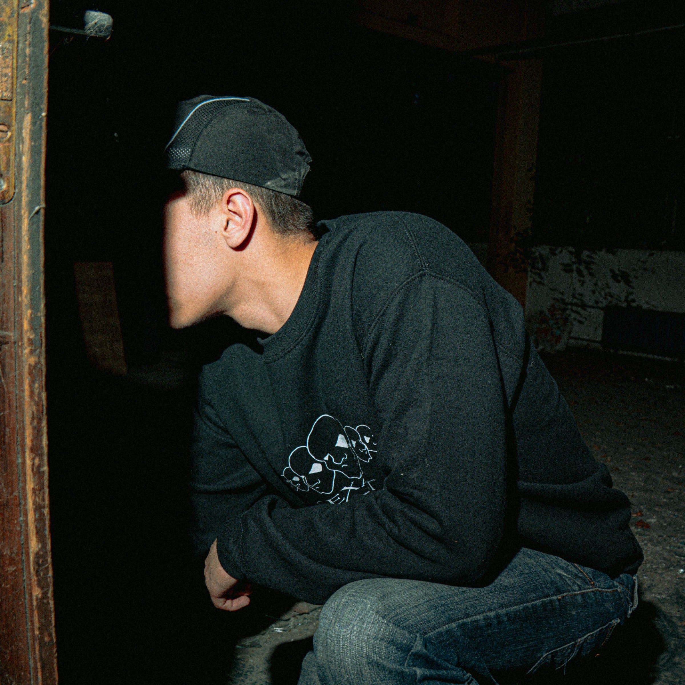 Janus Sweater in leerer Halle getragen – handbedruckter Crewneck
