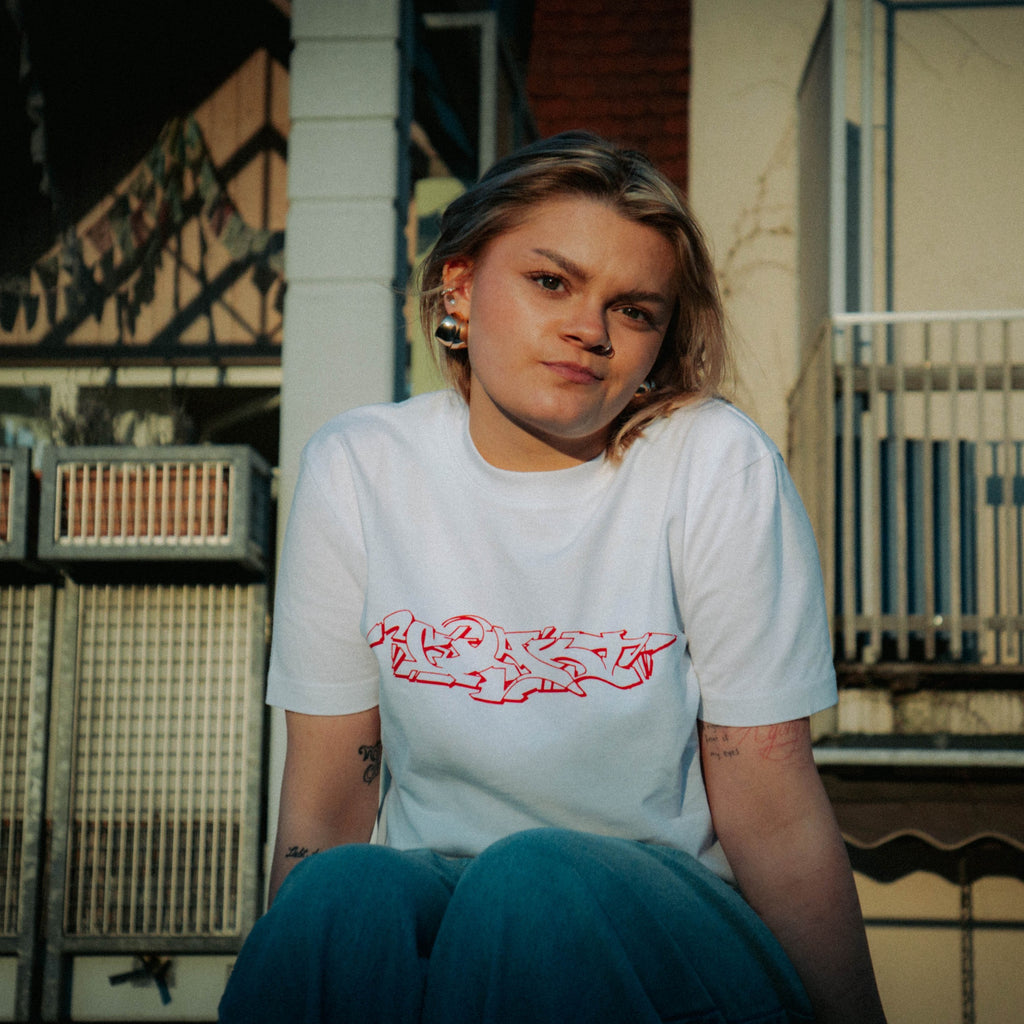 Red-Amsterdam T-Shirt getragen – roter Graffiti-Outliner auf Weiß