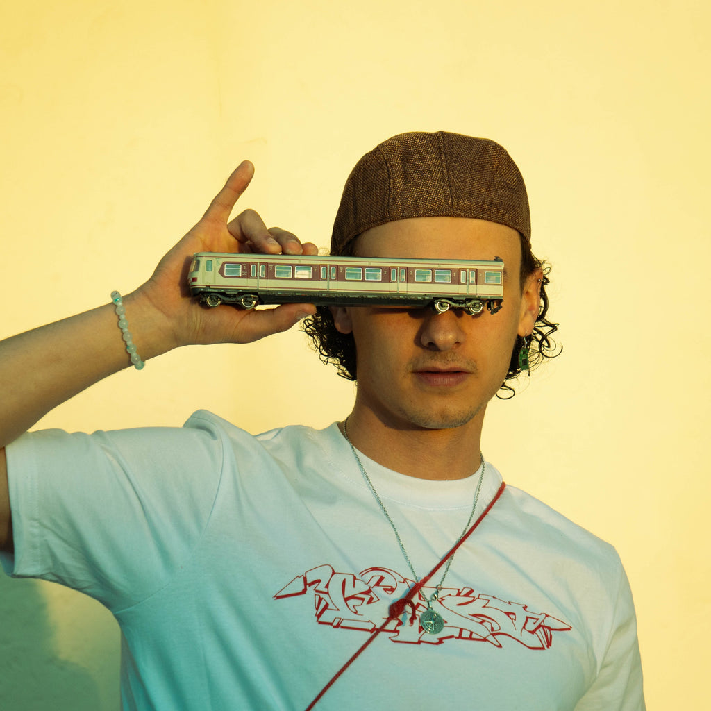 Red-Amsterdam T-Shirt getragen mit Modellzug – exakt clothing