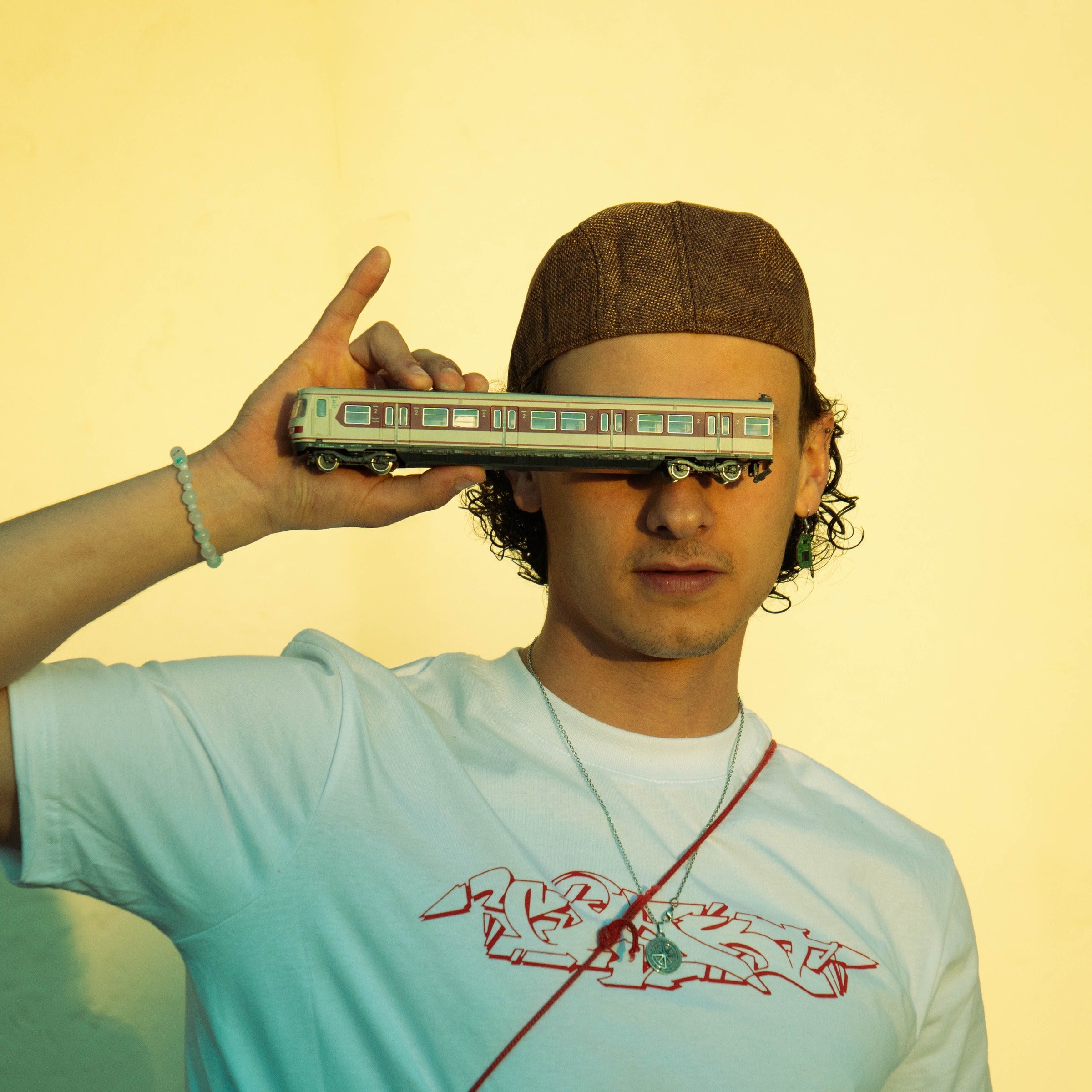 Red-Amsterdam T-Shirt getragen mit Modellzug – exakt clothing